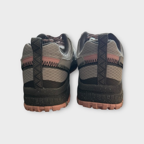 Skechers women’s size 9.5 light pink with light gray accents. - Picture 6 of 8